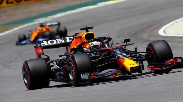 Der Niederländer Max Verstappen steuert seinen Red-Bull-Boliden auf der Rennstrecke.