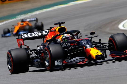 Der Niederländer Max Verstappen steuert seinen Red-Bull-Boliden auf der Rennstrecke.