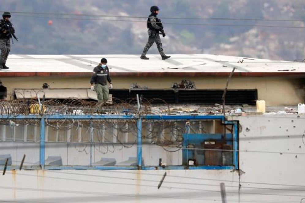 Polizisten auf dem Dach des Gefängnisses in Guayaquil.
