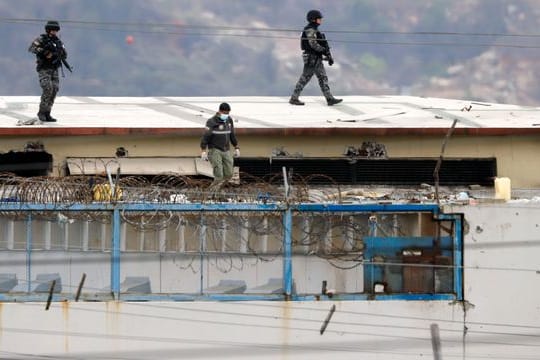 Polizisten auf dem Dach des Gefängnisses in Guayaquil.