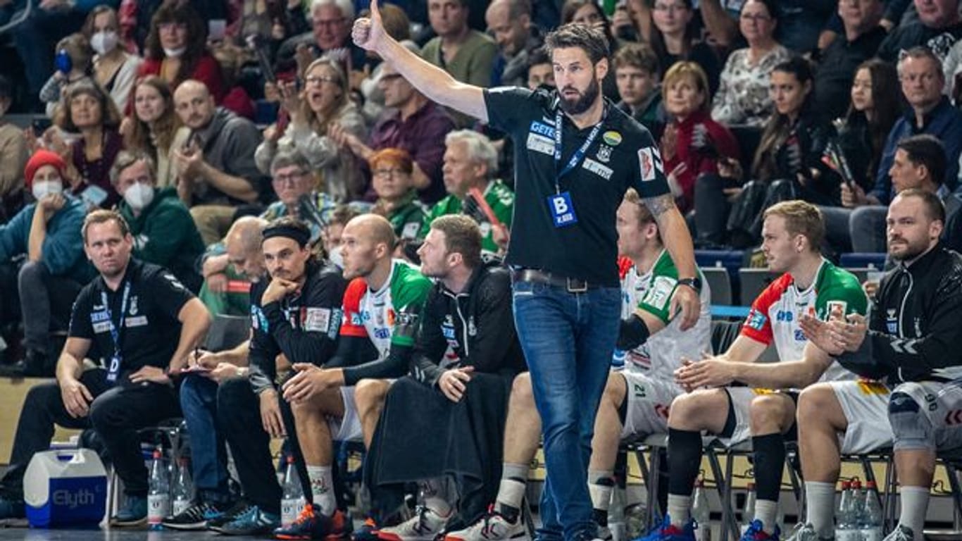 Magdeburgs Trainer Bennet Wiegert zeigt seinem Team einen Daumen nach oben.