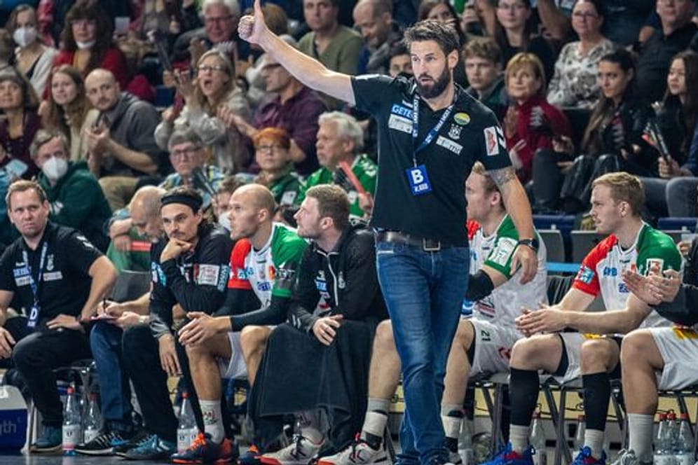 Magdeburgs Trainer Bennet Wiegert zeigt seinem Team einen Daumen nach oben.
