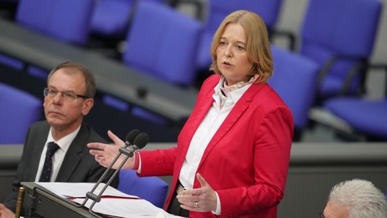 Bärbel Bas (SPD) spricht im Bundestag.