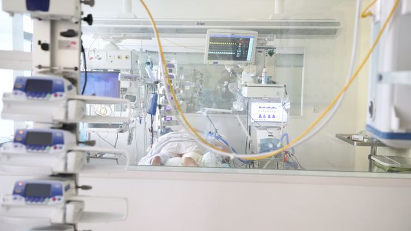 Ein Patient liegt in einem Krankenzimmer auf der Covid-19 Intensivstation in Gera.