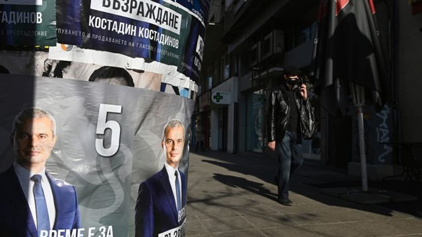 Ein Mann geht in Bulgariens Haupstadt Sofia an einem Wahlplakat von Spitzenkandidat Kostadin Kostadinov vorbei.