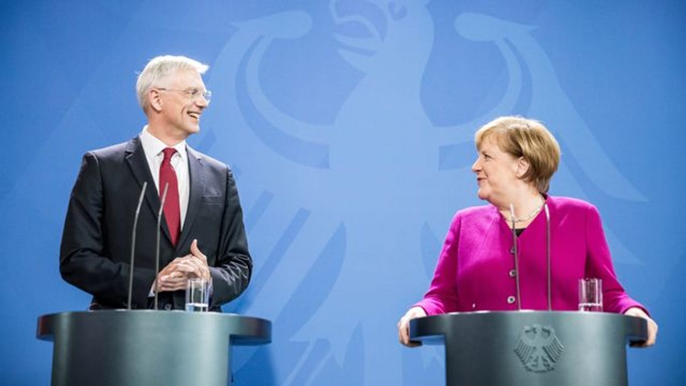 Bundeskanzlerin Angela Merkel (CDU) steht neben Krisjanis Karins, Ministerpräsident von Lettland bei einer Pressekonferenz.