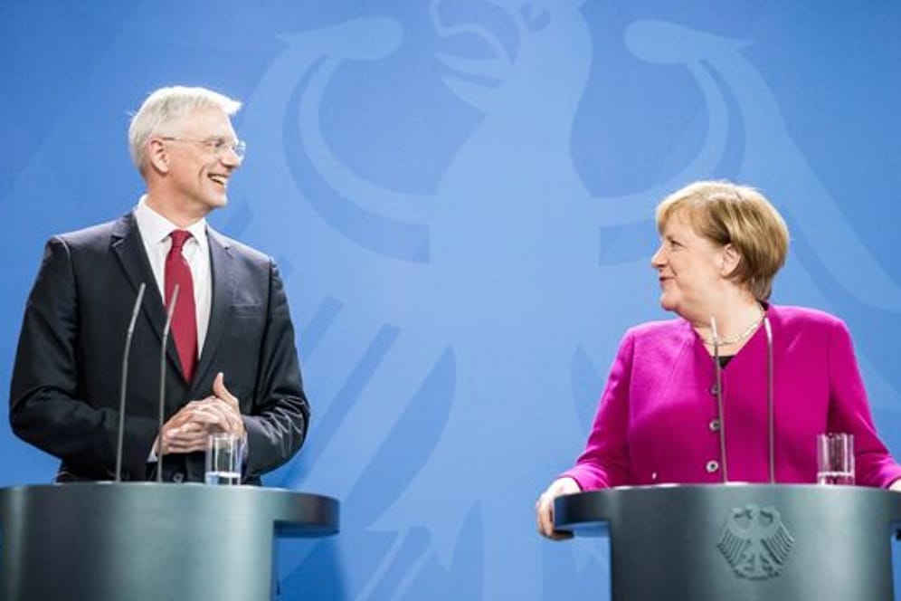 Bundeskanzlerin Angela Merkel (CDU) steht neben Krisjanis Karins, Ministerpräsident von Lettland bei einer Pressekonferenz.