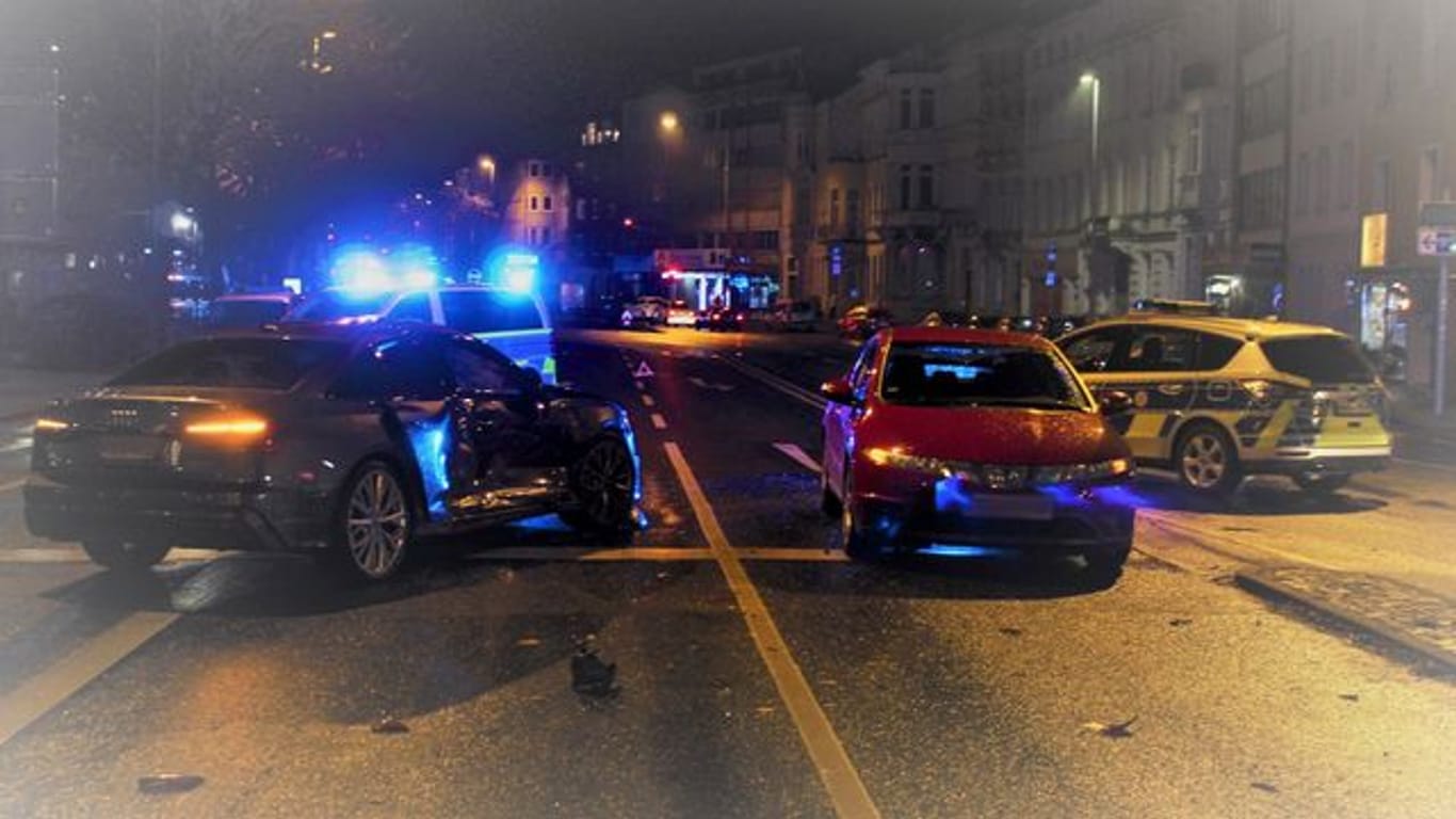 Bei einem mutmaßlichen Rennen hat ein Autofahrer in Aachen einen Zusammenstoß verursacht, bei dem vier Menschen verletzt wurden.