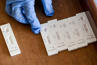 Testergebnisse von Corona-Schnelltests: Die Inzidenz in Deutschland erreicht nach knapp zwei Jahren wieder Rekordwerte in der Corona-Pandemie. Die Dunkelziffer dürfte hoch sein.