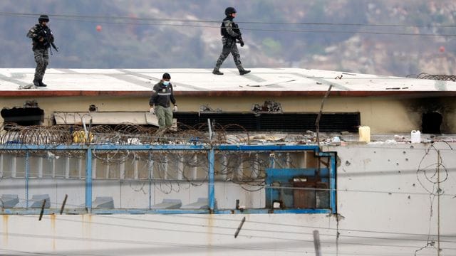 Polizisten auf dem Gefängnisdach: Bei erneuten gewalttätigen Auseinandersetzungen in einem Gefängnis in Ecuador sind Medien zufolge mindestens 58 Häftlinge ums Leben gekommen. Polizisten auf dem Gefängnisdach: Bei erneuten gewalttätigen Auseinandersetzungen in einem Gefängnis in Ecuador sind Medien zufolge mindestens 58 Häftlinge ums Leben gekommen.