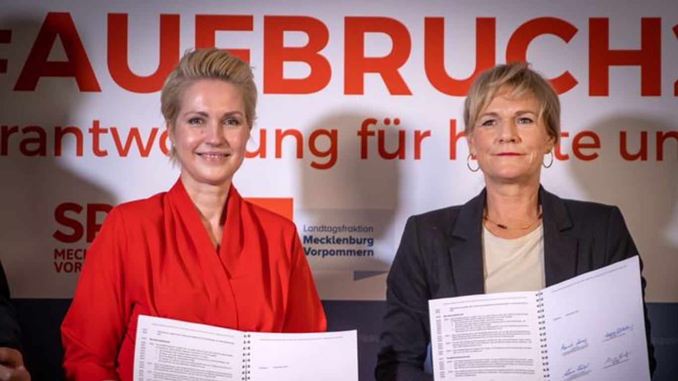 Manuela Schwesig (SPD, l), die Ministerpräsidentin von Mecklenburg-Vorpommern, und Simone Oldenburg (r), die Fraktionschefin der Linken im Landtag von Mecklenburg-Vorpommern, zeigen den unterzeichneten Koalitionsvertrag zwischen SPD und der Linken für eine gemeinsame Regierungsbildung in Mecklenburg-Vorpommern.