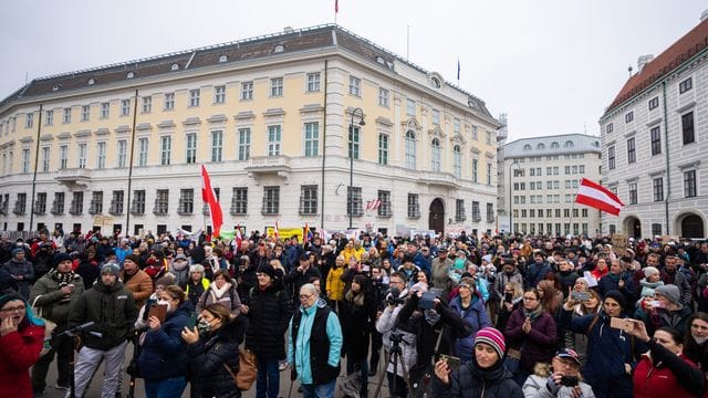 Nach einem Corona-Krisengipfel der Regierung kam es zu den Protesten in der österreichischen Hauptstadt.