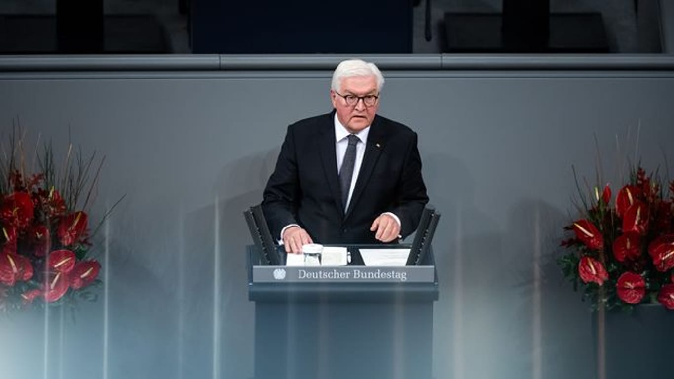 Bundespräsident Frank-Walter Steinmeier spricht bei der zentralen Gedenkstunde zum Volkstrauertag des Volksbundes Deutsche Kriegsgräberfürsorge im Deutschen Bundestag.