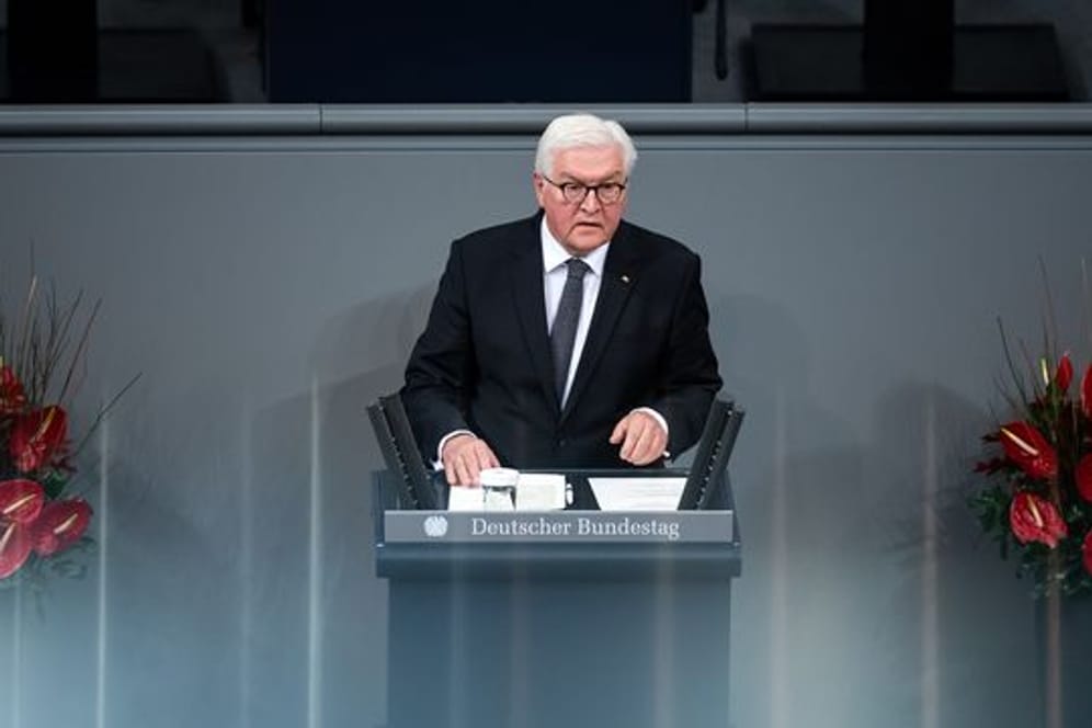 Bundespräsident Frank-Walter Steinmeier spricht bei der zentralen Gedenkstunde zum Volkstrauertag des Volksbundes Deutsche Kriegsgräberfürsorge im Deutschen Bundestag.