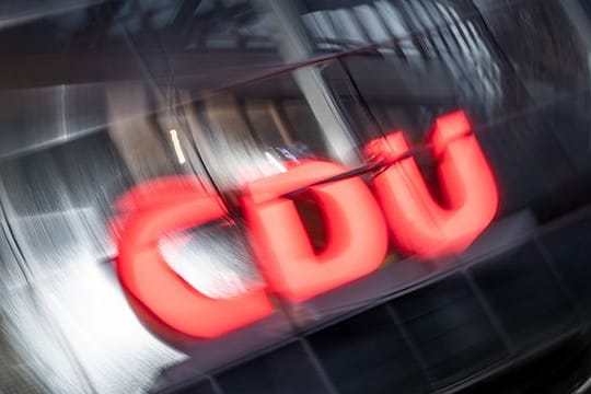 Das CDU-Logo an der Parteizentrale, dem Konrad-Adenauer Haus in Berlin.