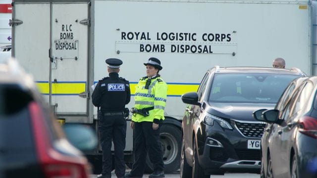 Polizisten am Ort der Explosion vor einer Frauenklinik in Liverpool. Polizisten am Ort der Explosion vor einer Frauenklinik in Liverpool.