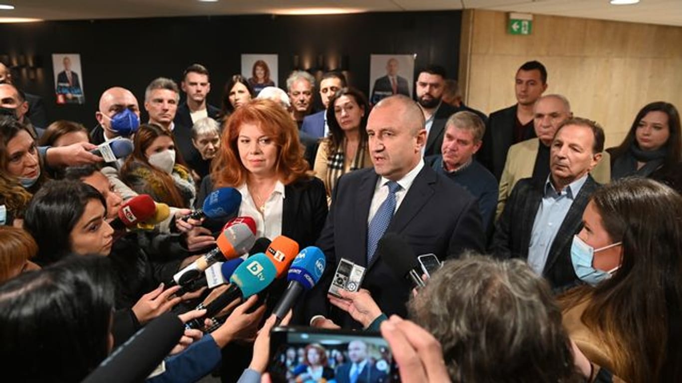Rumen Radew (Mitte r), Präsident von Bulgarien, und Iliana Iotova (Mitte l), Vizepräsidentin von Bulgarien, sprechen mit Journalisten.