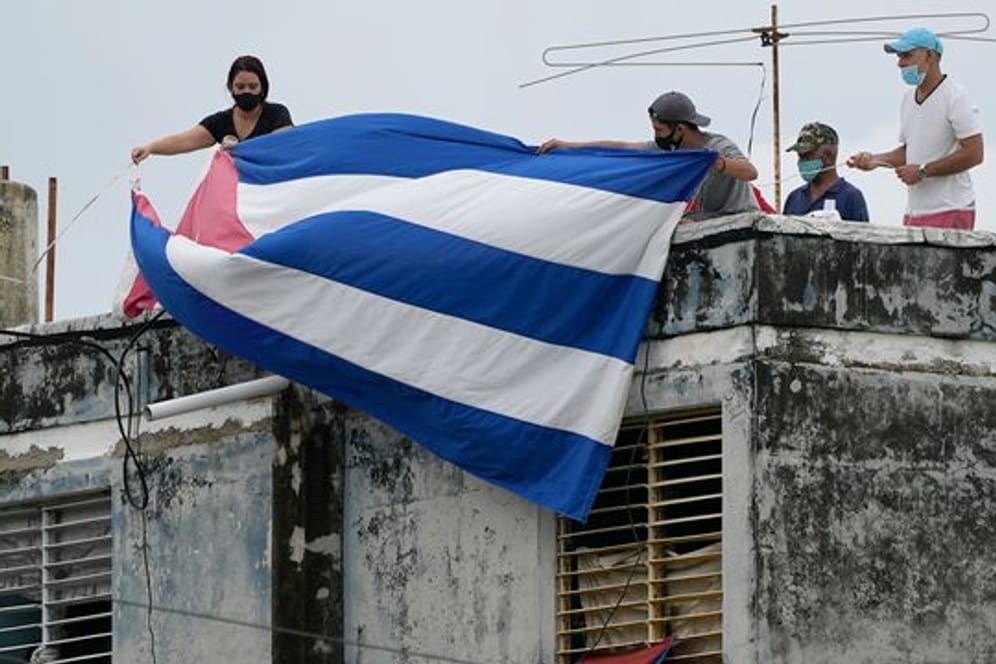 Kurz vor neuen Protesten der Opposition auf Kuba hat die sozialistische Regierung allen Journalisten der spanischen Nachrichtenagentur Efe die Akkreditierung entzogen.