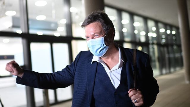 Robert Habeck (Grüne), verlässt den Tagungsort nach dem Auftakt der Koalitionsverhandlungen. Robert Habeck (Grüne), verlässt den Tagungsort nach dem Auftakt der Koalitionsverhandlungen.