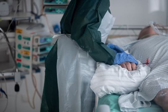 Eine Mitarbeiterin der Pflege betreut einen Covid-Patienten im nordrhein-westfälischen Essen.