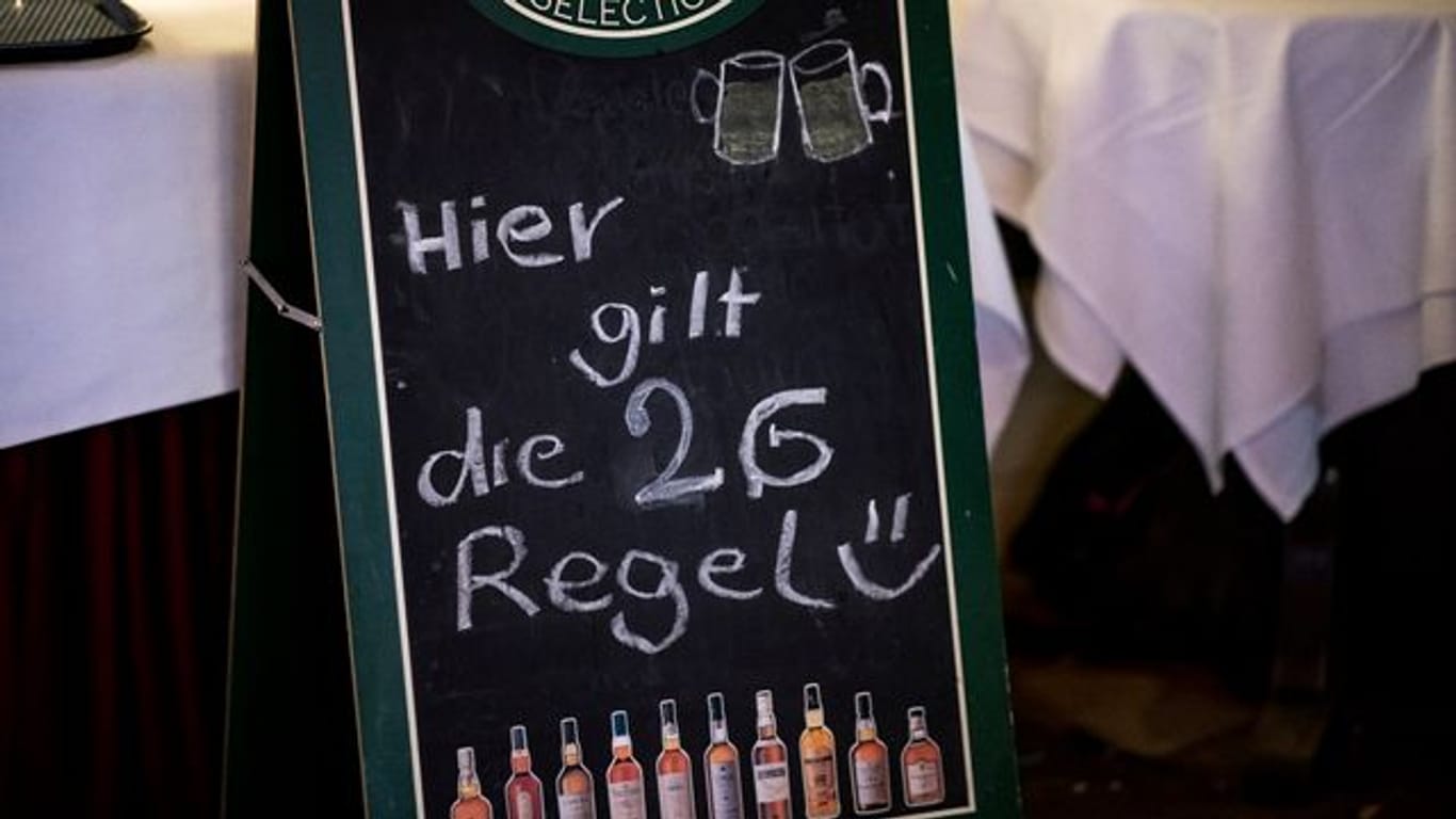 In einem Restaurant am Kurfürstendamm in Berlin wird auf die geltende 2G-Regel hingewiesen.