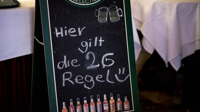 In einem Restaurant am Kurfürstendamm in Berlin wird auf die geltende 2G-Regel hingewiesen. In einem Restaurant am Kurfürstendamm in Berlin wird auf die geltende 2G-Regel hingewiesen.