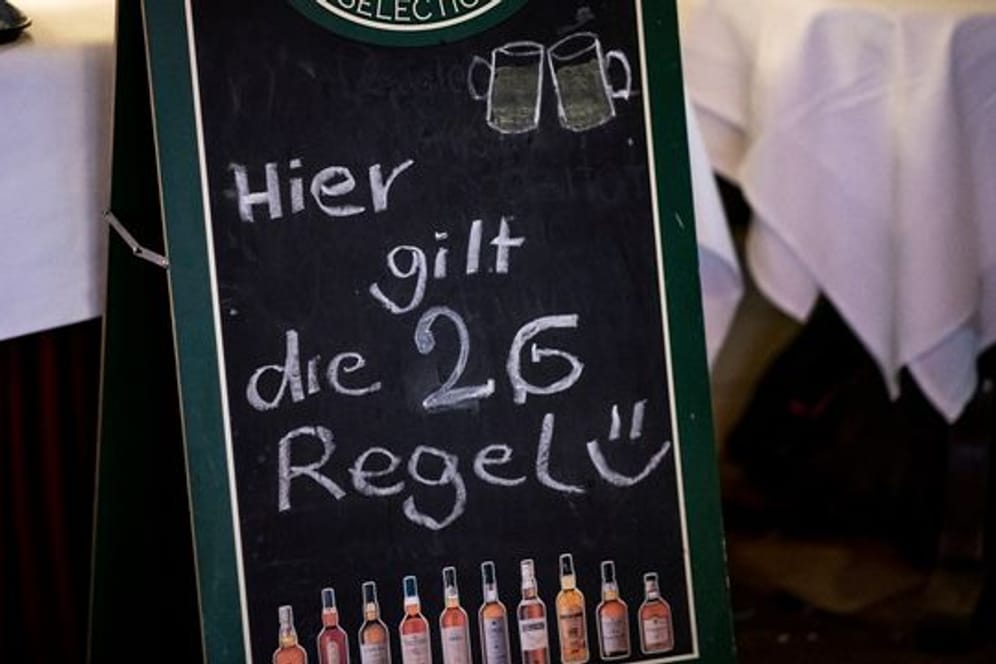 In einem Restaurant am Kurfürstendamm in Berlin wird auf die geltende 2G-Regel hingewiesen.