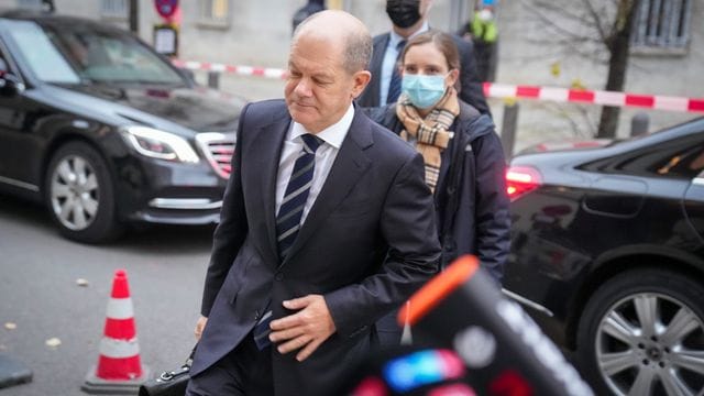 SPD-Kanzlerkandidat Olaf Scholz kommt zu den Koalitionsverhandlungen in die Hamburger Landesvertretung in Berlin. SPD-Kanzlerkandidat Olaf Scholz kommt zu den Koalitionsverhandlungen in die Hamburger Landesvertretung in Berlin.