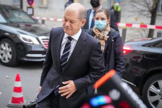 SPD-Kanzlerkandidat Olaf Scholz kommt zu den Koalitionsverhandlungen in die Hamburger Landesvertretung in Berlin.