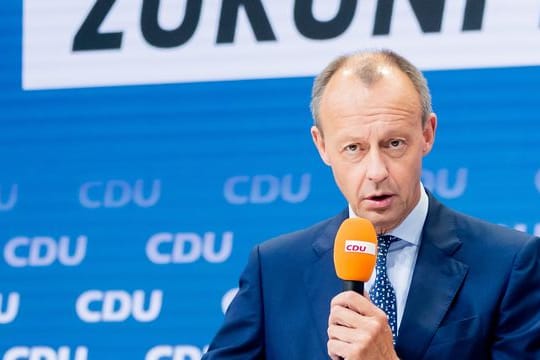Friedrich Merz spricht bei der Vorstellung des "Zukunftsteams" der Union in der CDU-Parteizentrale.