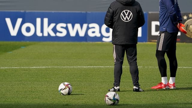 Bundestrainer Hansi Flick (l) und Manuel Neuer.