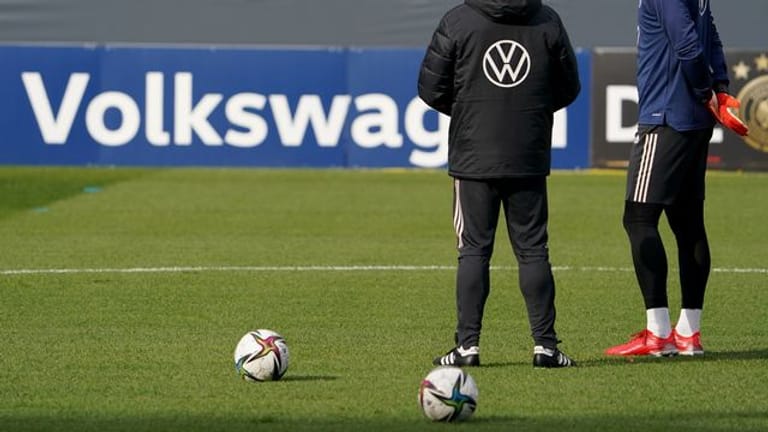 Bundestrainer Hansi Flick (l) und Manuel Neuer.