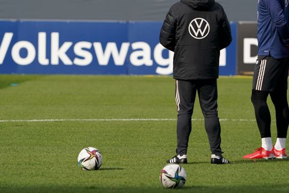 Bundestrainer Hansi Flick (l) und Manuel Neuer.