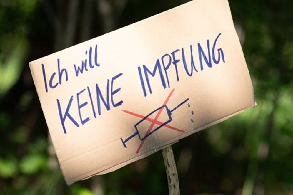 Ein Schild mit der Aufschrift "Ich will keine Impfung" am Rande einer Kundgebung in Dresden.