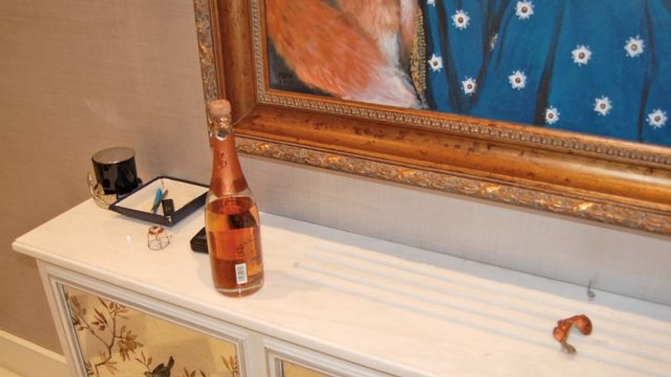 Eine geöffnete 500-Pfund-Flasche Cristal-Champagner steht im Haus des verstorbenen Vichai Srivaddhanaprabha, nachdem die Einbrecher sie so hinterlassen hatten.