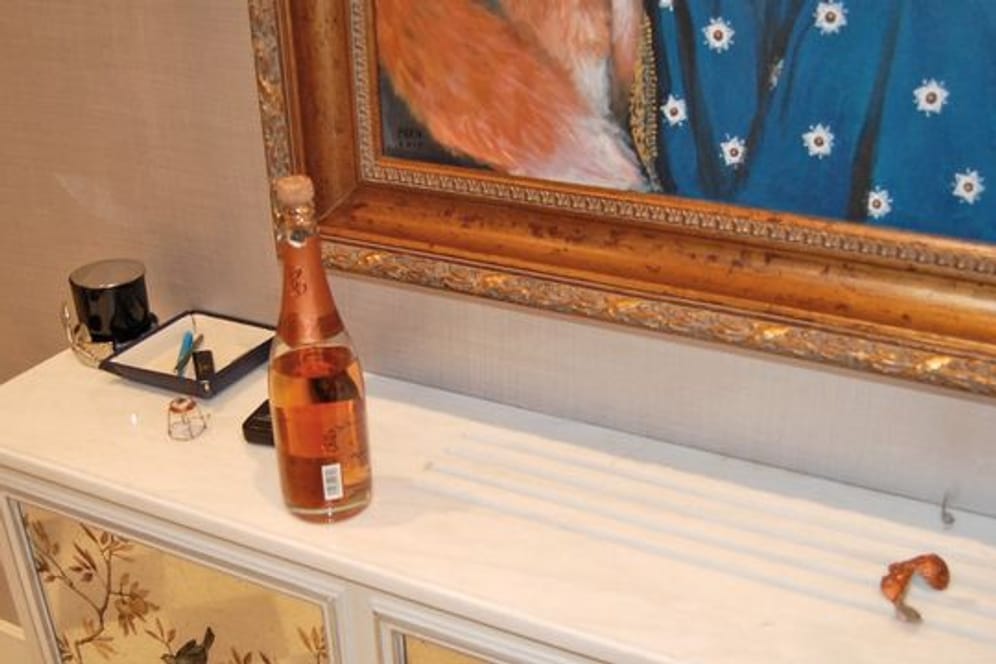 Eine geöffnete 500-Pfund-Flasche Cristal-Champagner steht im Haus des verstorbenen Vichai Srivaddhanaprabha, nachdem die Einbrecher sie so hinterlassen hatten.