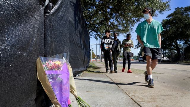 Gedenken der Toten: Blumen am Zaun des Astroworld-Festivalgeländes.