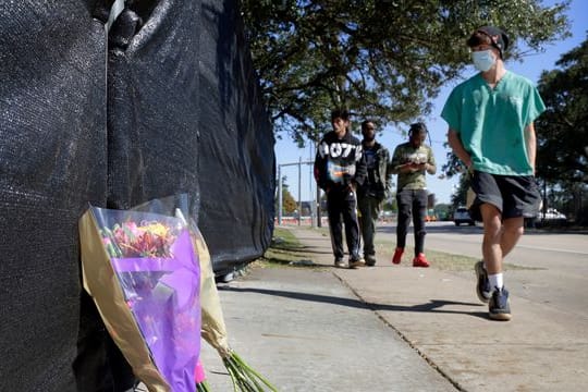 Gedenken der Toten: Blumen am Zaun des Astroworld-Festivalgeländes.