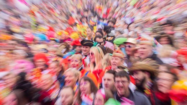 Dicht an dicht: Jecken feiern den Auftakt der Karnevalssession auf dem Heumarkt in Köln. Dicht an dicht: Jecken feiern den Auftakt der Karnevalssession auf dem Heumarkt in Köln.