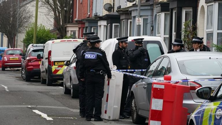 Polizisten in Liverpool: Mehrere Männer wurden nach der Explosion des Sprengsatzes festgenommen.