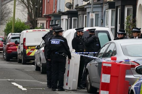 Polizisten in Liverpool: Mehrere Männer wurden nach der Explosion des Sprengsatzes festgenommen.