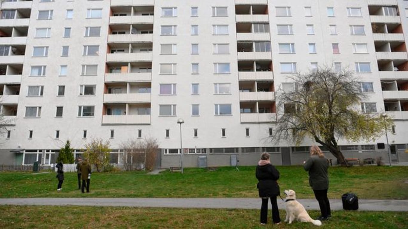 Ein Wohnblock in Hässelby: Die Polizei vermutet, dass die Kinder aus großer Höhe gefallen sind.