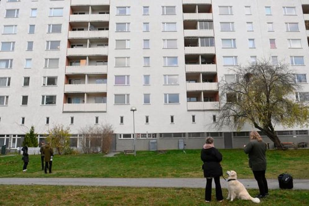 Ein Wohnblock in Hässelby: Die Polizei vermutet, dass die Kinder aus großer Höhe gefallen sind.