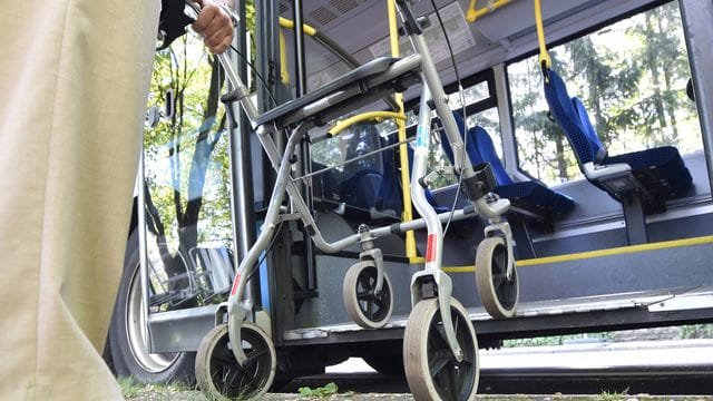In Baden-Württemberg können ältere Menschen in vielen Regionen ihren Führerschein gegen ÖPNV-Tickets tauschen. In Baden-Württemberg können ältere Menschen in vielen Regionen ihren Führerschein gegen ÖPNV-Tickets tauschen.