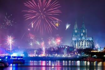 Feuerwerk in Köln (Symbolfoto): Rund um den Dom soll eine Böllerverbotszone eingerichtet werden.