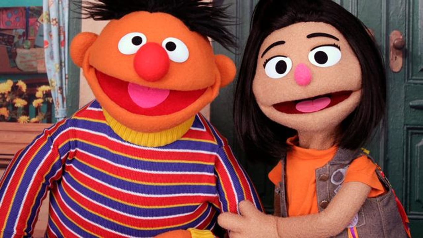 Ernie, ein Muppet aus der beliebten Kinderserie "Sesamstraße", mit der neuen Figur Ji-Young, dem ersten asiatisch-amerikanischen Muppet.