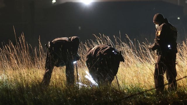 Polizisten durchsuchen ein Waldgebiet bei Memmingen. Polizisten durchsuchen ein Waldgebiet bei Memmingen.