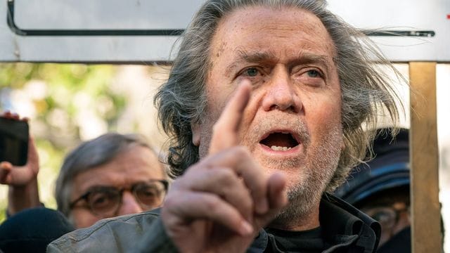 Steve Bannon spricht vor dem Bundesgericht in Washington mit Pressevertretern.