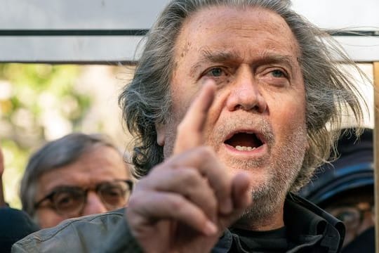 Steve Bannon spricht vor dem Bundesgericht in Washington mit Pressevertretern.