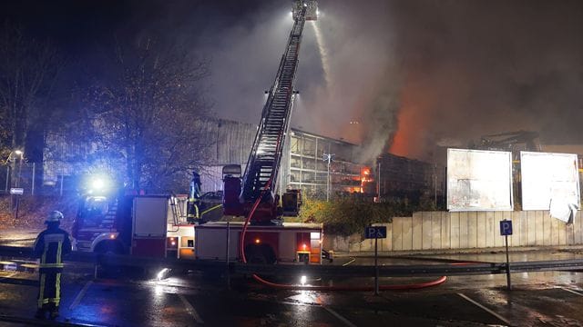 Die Gewerbehalle liegt unmittelbar neben der Autobahn 40 - aufgrund der starken Rauch- und Flammenentwicklung wurde die Straße in Fahrtrichtung Dortmund gesperrt. Die Gewerbehalle liegt unmittelbar neben der Autobahn 40 - aufgrund der starken Rauch- und Flammenentwicklung wurde die Straße in Fahrtrichtung Dortmund gesperrt.